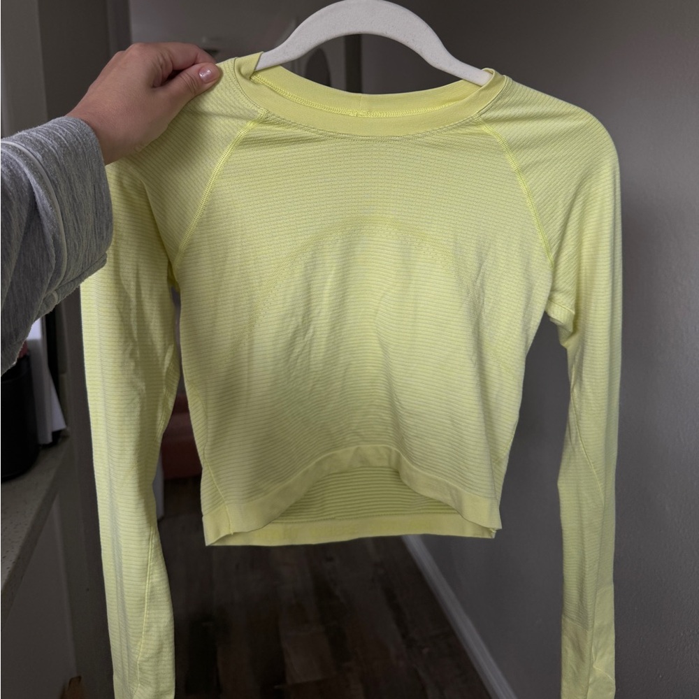 Lululemon Swiftly Tech Cropped Long Sleeve 2.0
Electric Lemon/Bone
Size 6